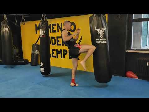 Dimostrazione allenamento al sacco Campio italiano di Kick boxing #varesepress