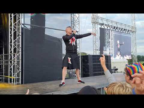 Dan Budd (Robbie Williams), Let Me Entertain You