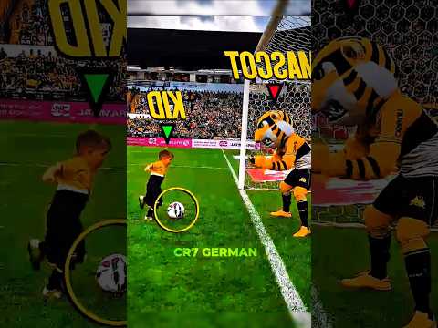 Wenn Kinder mit einem Fußballspieler Fußball spielen 😱⚽