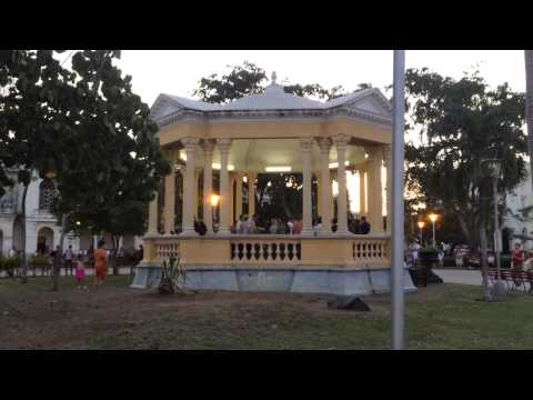 Inno nazionale cubano al Parque Vidal di Santa Clara