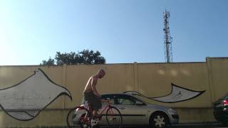 preview picture of video 'Learning more fixie simple tricks in Lugones, Asturias (3)'