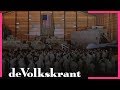 Er gaan maar drie mobieltjes omhoog voor Mike Pence - Aarsman Collectie