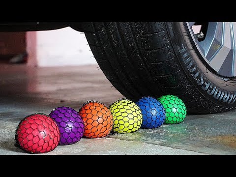 ESMAGANDO COISAS CROCANTES E MACIAS DE CARRO! Experiência: Carro VS Bolinha Anti Stress de Slime