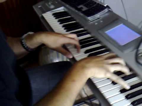 Israel Amador en su casa improvisando