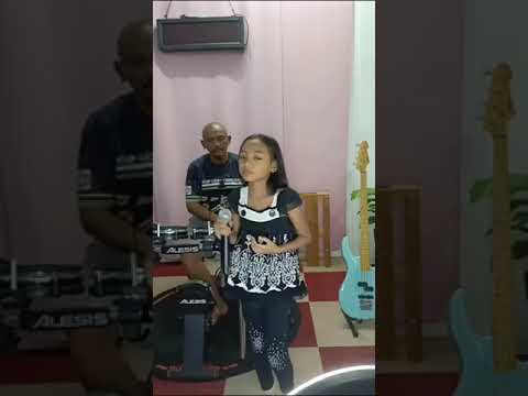 Kasih Berbunga Lalang ~Rima Rashidi ~Cover By Cinta Suci(10 years old)