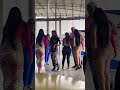 El Nos Enseña A Bailar