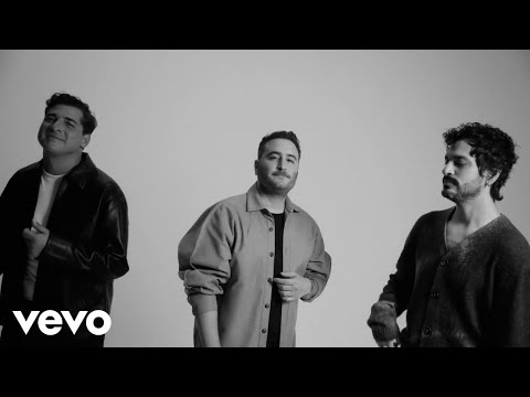Reik, Yami Safdie - Es Tan Corta la Vida (Lyric Video)