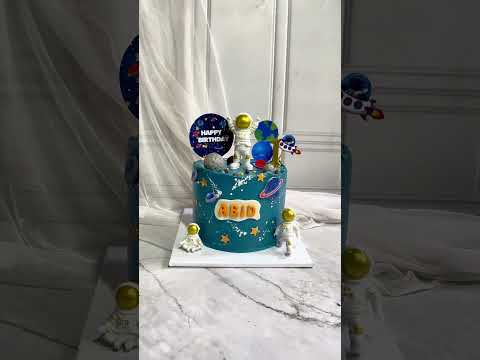 #cake #cakesurabaya #cakedecorating #vanilacakedecoration #astronotcake