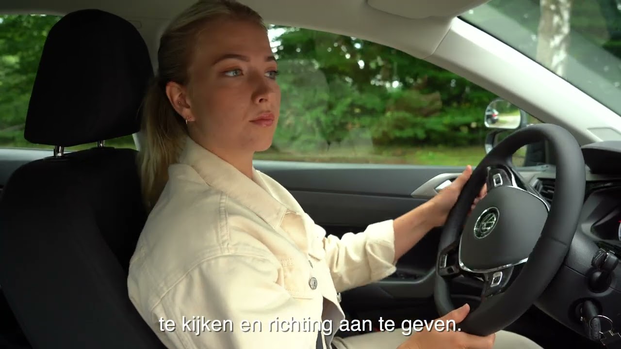 23. Achteruit in een parkeervak parkeren