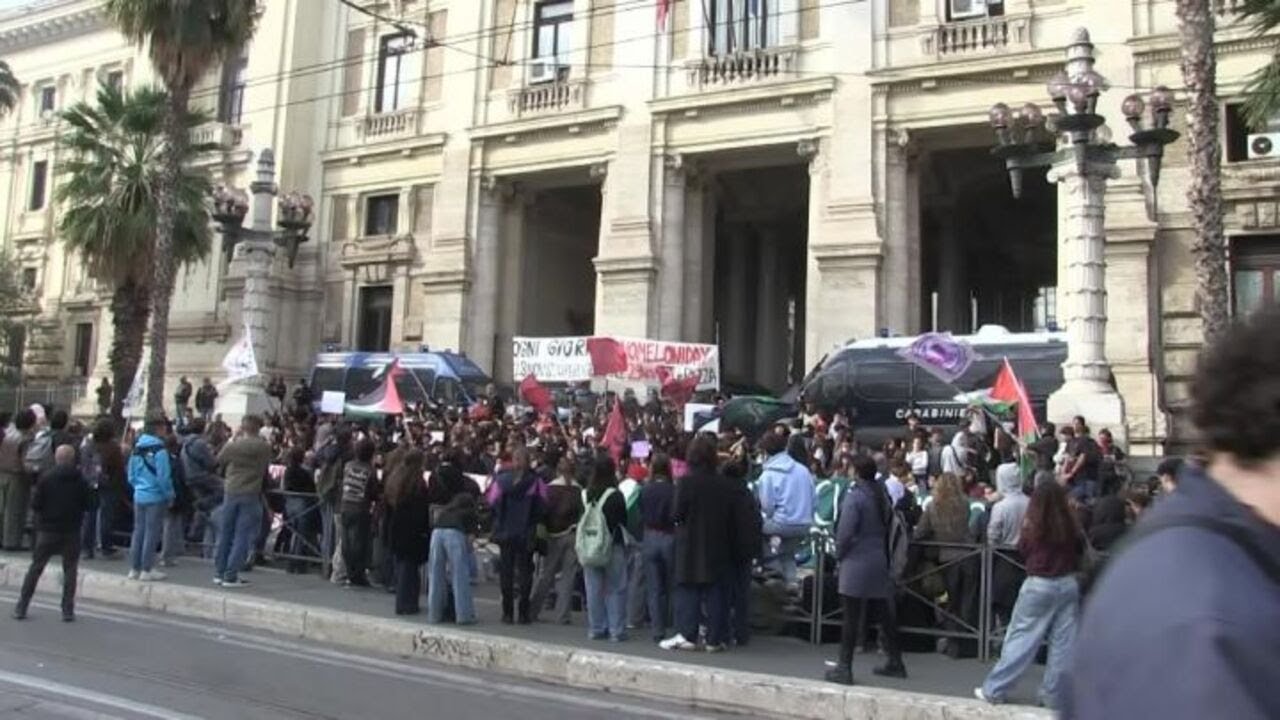 No Meloni Day, il corteo degli studenti al Ministero dell'Istruzione