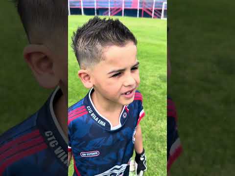 O mini goleiro me humilhou no estádio!