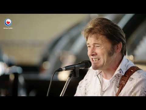 Piter Wilkens live fanút it Woudagemaal foar de Fryske top 100