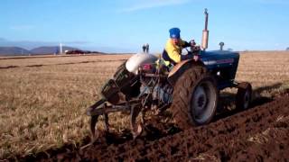 preview picture of video 'D Taylor Tractor Ploughing Mill Of Airntully Perthshire Scotland'