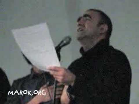 Elio canta l'inno di Forza Italia