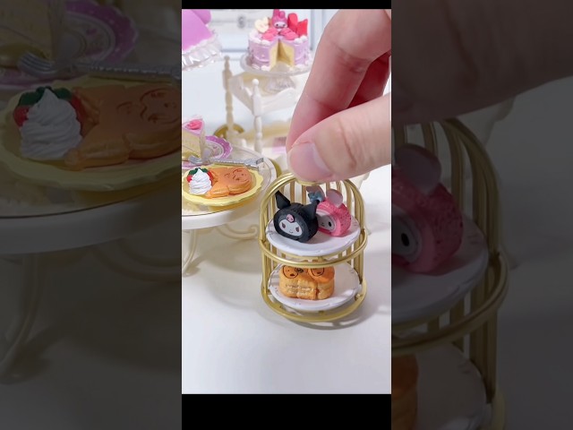 Vídeo relacionado con Playset My Melody Tea Room 40+ Stickers and 6cm Figurine | 3D Casa Restaurante Pegatinas Reutilizables | Kawaii Foodcourt Sticker House | Comansi