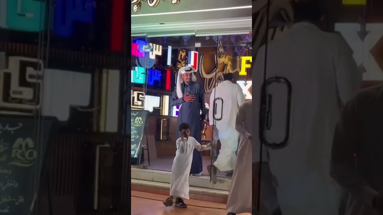 حروف مضيئة لمقهى