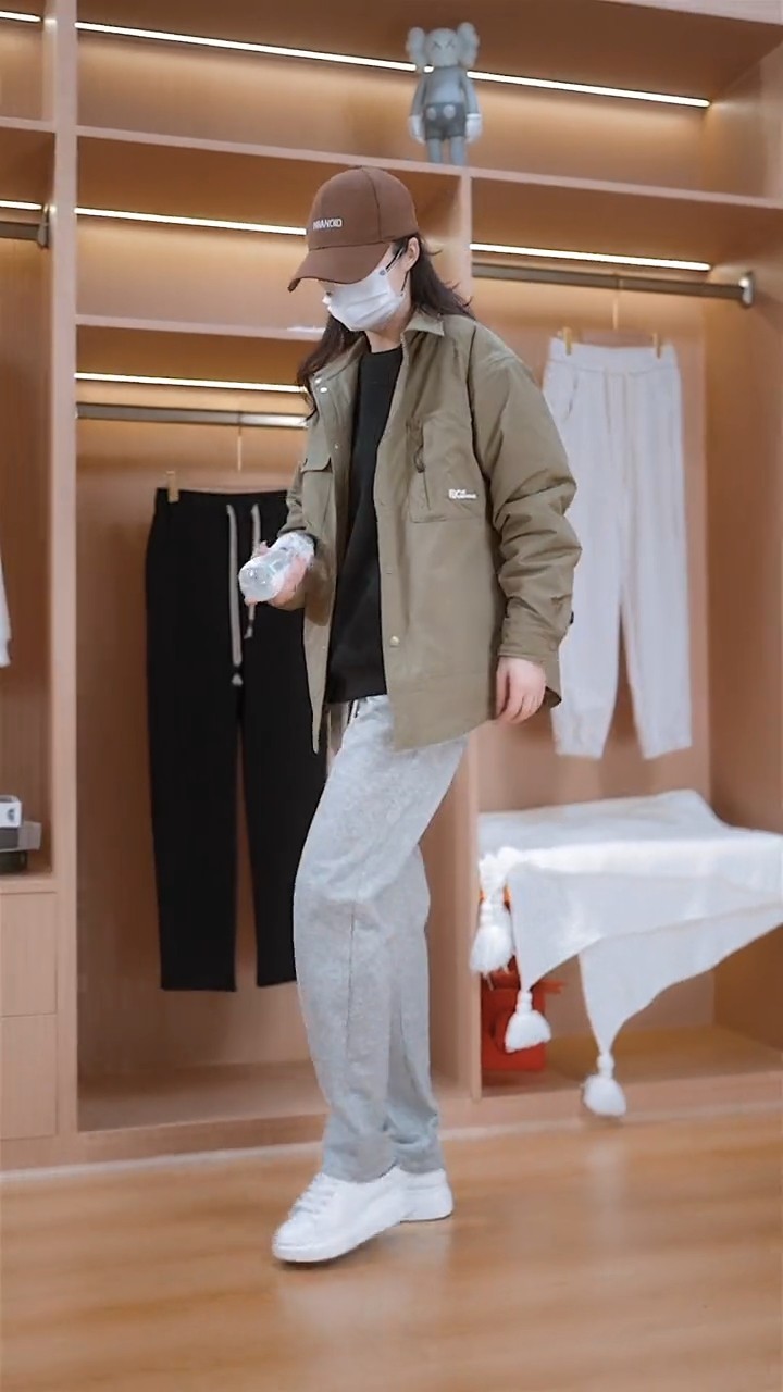 Celana jogger, pilihan nyaman dan stylish untuk sehari-hari! Yuk, tampil kasual tapi tetap kece! 🏃‍♂️✨