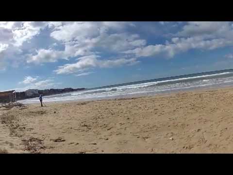 Ищут деньги с миноискателем на пляже