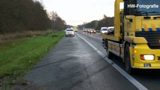 preview picture of video 'Bestelbus raakt van de weg door klapband'