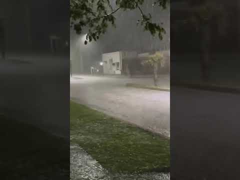Abundante caída de granizo en Laprida, Buenos Aires. 🎥  Créditos al autor.21/10/25 #tormenta