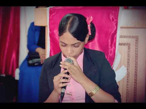 Adoradora Caina Cuevas Cantando "Tu me haces falta" de Yamilka