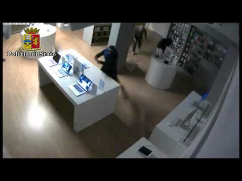LADRI IN AZIONE ALL'I STORE APPLE DI TERNI