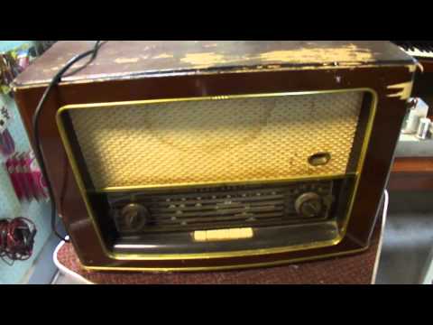 EKCO model B726 battery powered tube radio before repairs