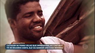 Catador de ferro-velho impressiona com sua voz e ganha uma casa nova no palco