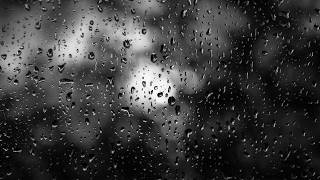 Adormeça Rápido com a Chuva Forte Cobrindo a Janela de um Quarto Escuro