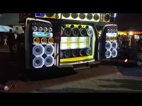 Los carros con cornetas grandes