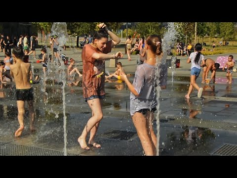 Girls and wet T-shirts, or Splashes for everyone! / Девушки и мокрые майки, или Брызги для всех!