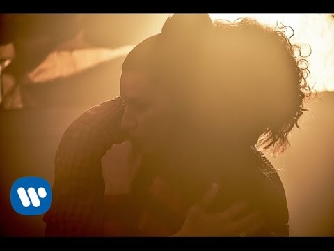 Laura Pausini - Entre Tù Y Mil Mares with Melendi (Official Video)