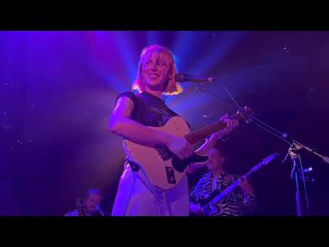 Fenne Lily - I Used to Hate My Body (Live @ The Troubadour)