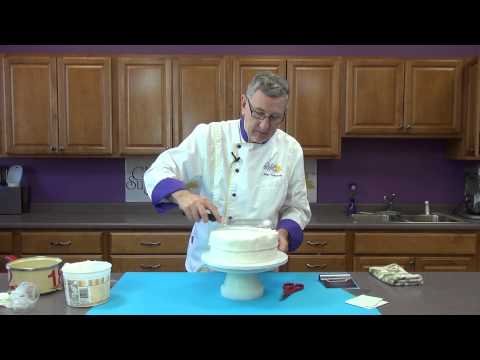 Buttercream Basics: Icing a Cake