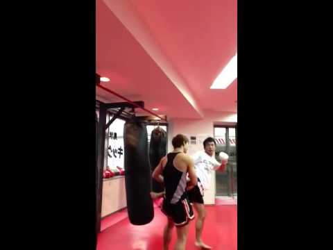 コンビネーションテクニック指導風景  〈ワン・ツー・ミドル編〉