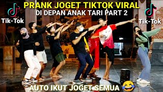 Download lagu PRANK JOGET TIKTOK VIRAL DI DEPAN ANAK TARI SEDANG LATIHAN PART 2 | AUTO IKUT JOGET SEMUA DONG WKWK mp3