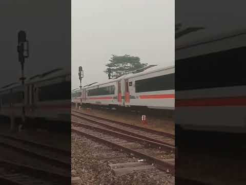 SYAHDUUU!!!! KA Jayakarta Melintas Stasiun Tarik Saat Menginjak Sambungan Rel#shorts