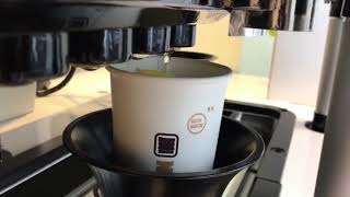 [問卦] 手搖店的自動做飲料機是來取代店員的嗎