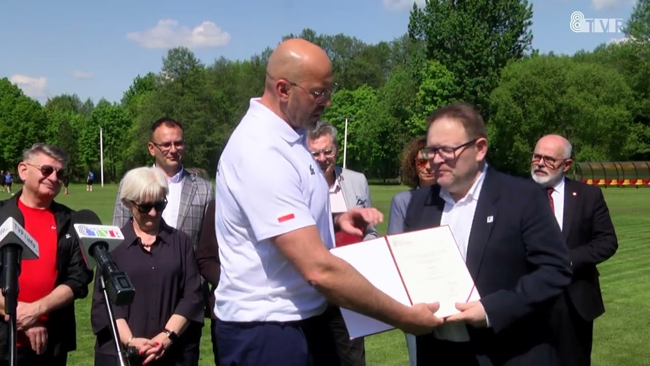 17 mln zł na budowę boisk dla woj. łódzkiego | Konferencja ministra Jakuba Rutnickiego w Łasku