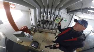 Energieberater erklärt Ultraschallwärmemengenzähler für Messungen und Korrekturen am Nahwärmenetz