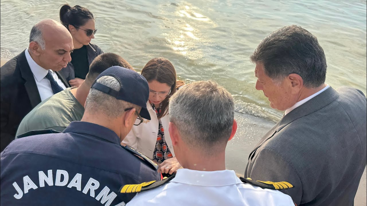 Mavi bayraklı plajda kirlilik; denize girmek yasak