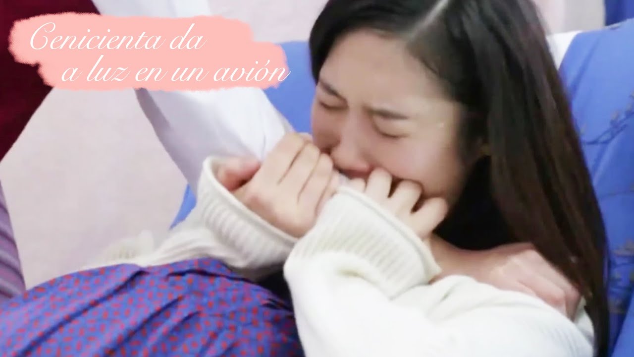 Cenicienta está embarazada del hijo del presidente y da a luz en el avión