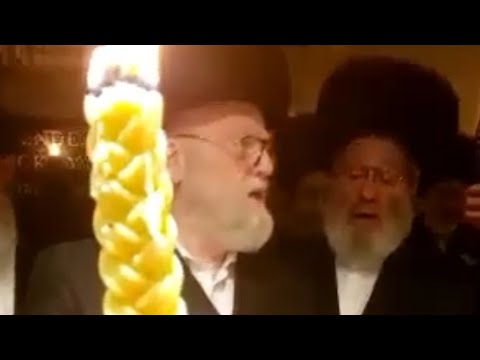 Michoel Schnitzler making Havdalah in Miami