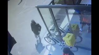 Milano, il momento dell'accoltellamento in via Farini: l'aggressione ripresa dalle telecamere