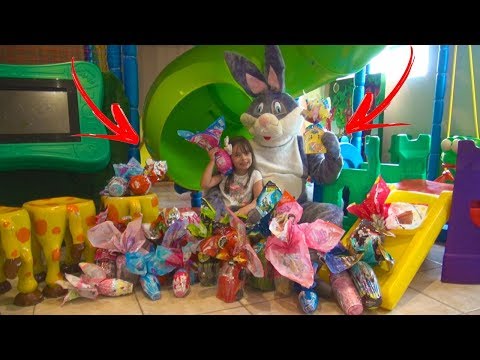 CAÇA AOS OVOS DE PÁSCOA NO PARQUINHO COM O COELHO DA PÁSCOA - Jéssica Godar e Laurinha e Helena