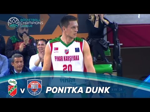 Mateusz Ponitka with the dunk against Oradea