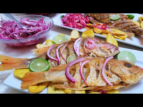 PESCADO FRITO CON TAJADAS DE PLÁTANO, ENCURTIDO Y ENSALADA DE REPOLLO