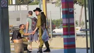 preview picture of video 'Rabbi or a soldier? Look at the guy at the train station רבי או חייל? תראו את הבחור בתחנת הרכבת'