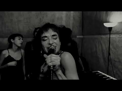 ANA CURRA FT. IKKI. Activista de la idiotez.