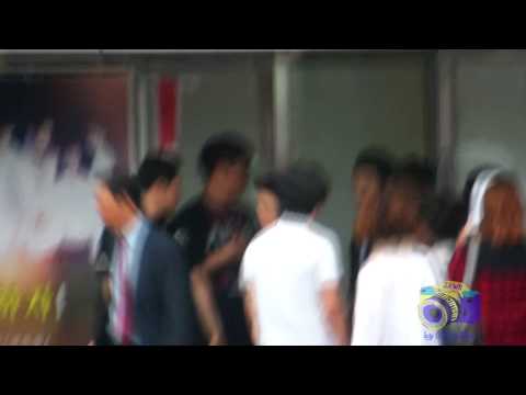 [FANCAM] 140525 Donghae & Zhoumi after EXO Concert